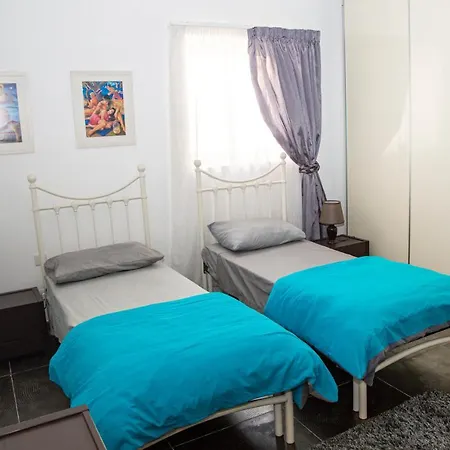 Dolmen Court Flat 10, Qawra Apartmán *